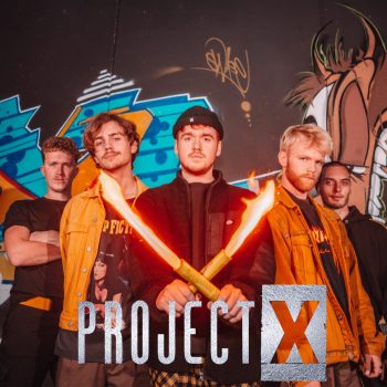 Project X bandfoto (logo onder)